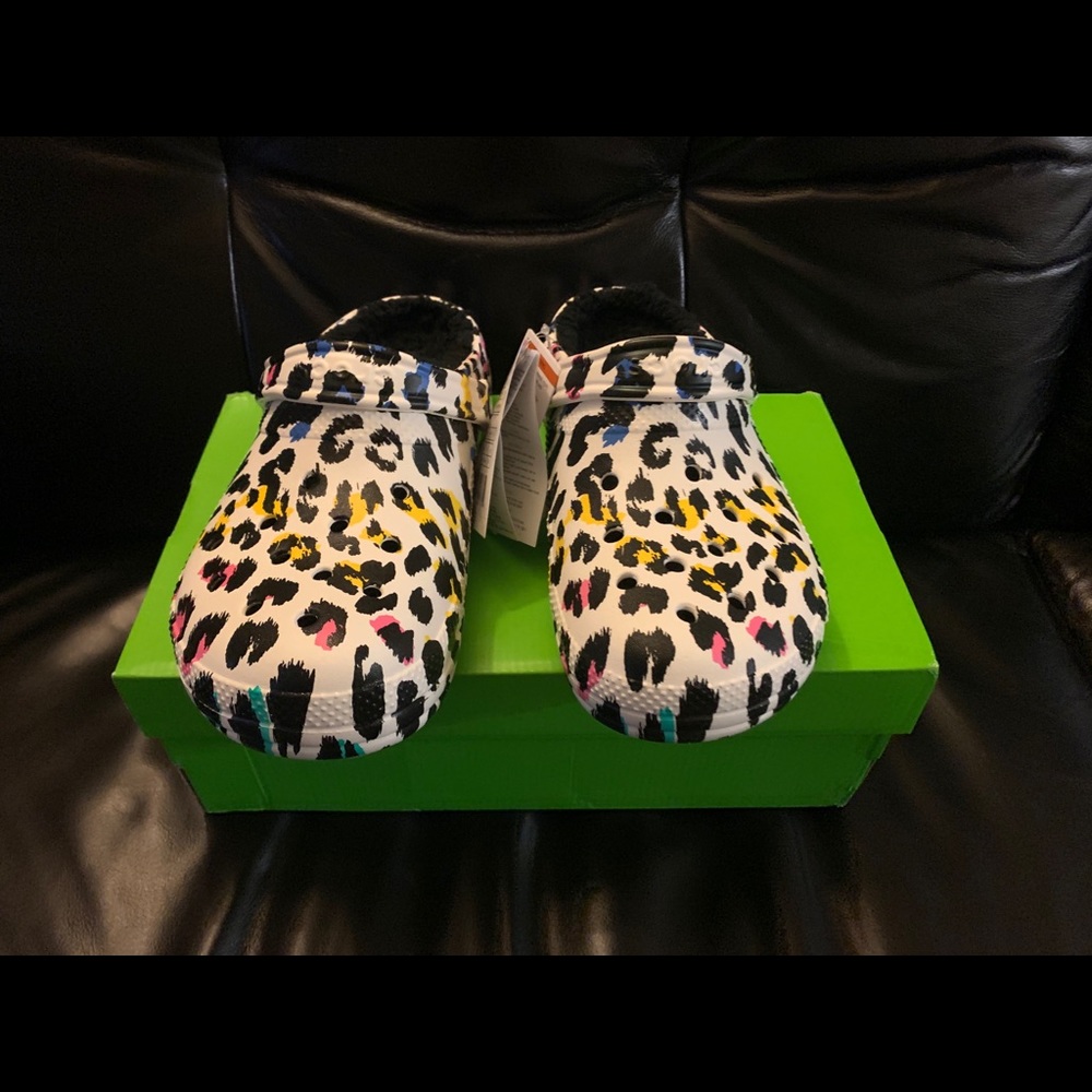 1 pair of Unisex Crocs lined leopard print M8/W10